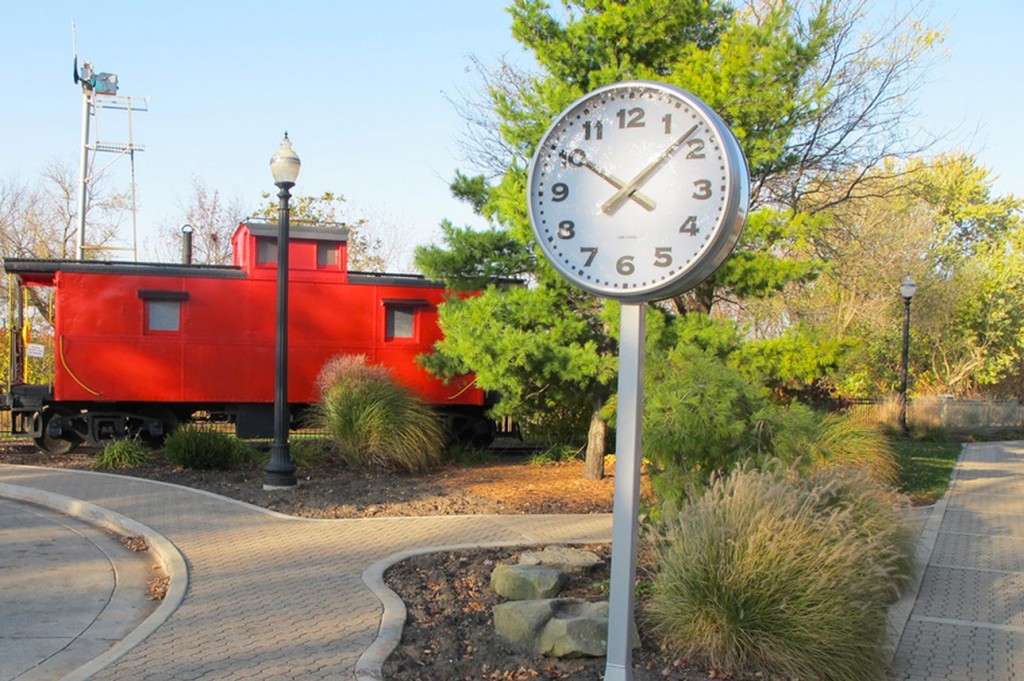 Modern Double-Face Pedestal Post Street Clock for Train Station illuminated automatic GPS by Lumichron