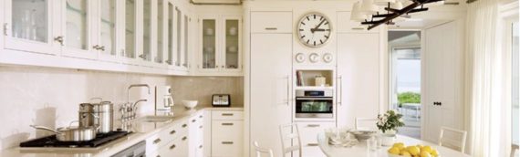 Kitchen Clock for a Bright Beachfront Hideaway
