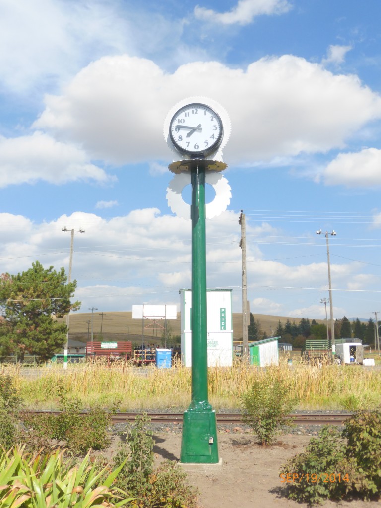 Post Street Custom automatic GPS Illuminated Streetscape Clock by Lumichron