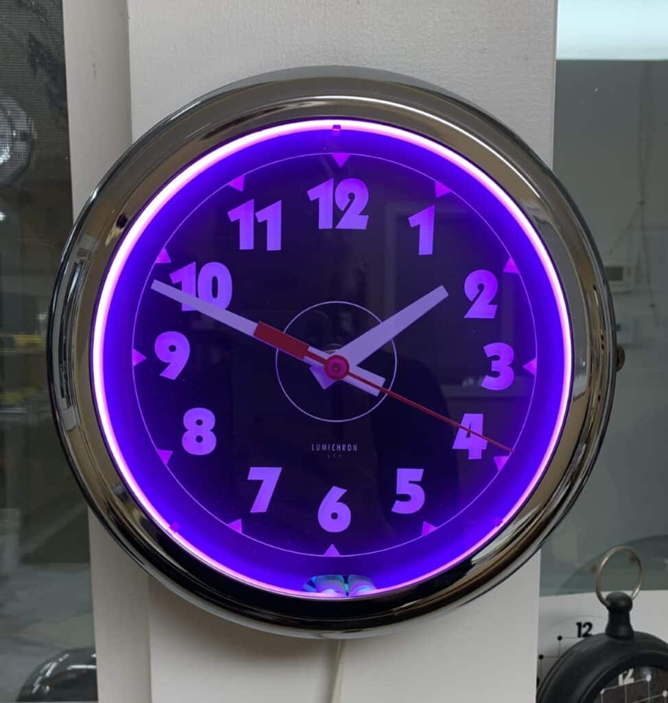 LumichronneonclockPantonePurpleVeryPericolorofyear2022